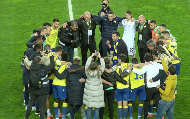 João Janeiro, Portuguese UEFA Pro football coach, leading a team talk on the pitch